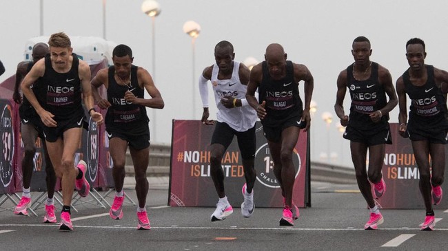 Pelari Kenya, Eliud Kipchoge berhasil jadi manusia pertama yang finis lari maraton dengan catatan waktu di bawah dua jam.