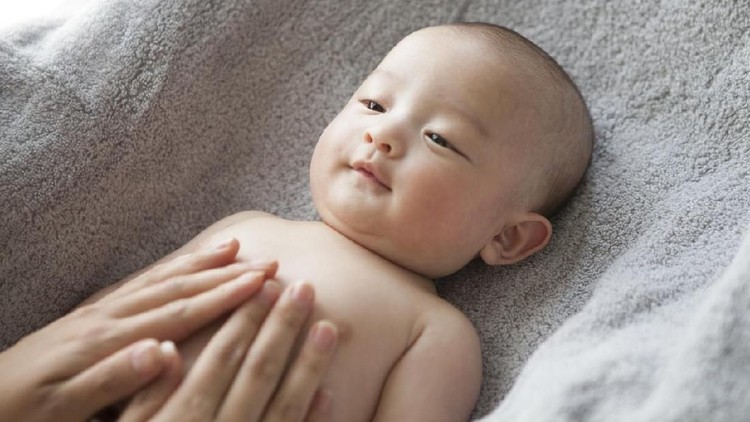 2 Teknik Pijat untuk Bantu Bayi Atasi Sembelit Si kecil tidak lancar buang air bsar? Pijat dengan teknik ini yuk, Bun, untuk memperlancar saluran cernanya.