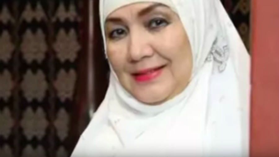 Ganti Nama Menjadi Siti Syarifah Eva Arnaz berjualan lontong untuk menyambung hidupnya.