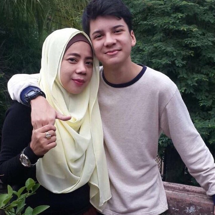 <p>Bintang sinetron dan film Endy Arfian merupakan anak dari Adi Hartadi dan Jayanti Haskara Dwi Putri. Pemeran Tony dalam film <em>Pengabdi Setan</em> ini tak pernah lupa memberikan ucapan selamat saat sang ibunda berulang tahun. (Foto: Instagram @putryjayanti_)</p>