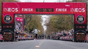 FOTO: Kipchoge Ciptakan Sejarah di Maraton