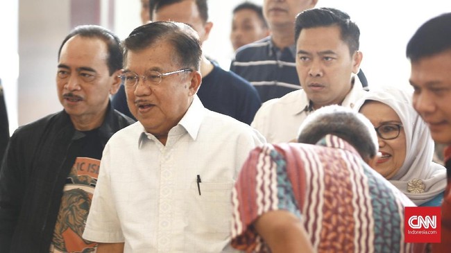 Wapres Jusuf Kalla membandingkan investasi yang kencang pada era Soeharto dengan Jokowi. Menurutnya, investasi era Soeharto kencang karena pemerintah otoriter.