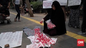 Emak-Emak Gelar Aksi Tabur Bunga untuk Korban Demo September