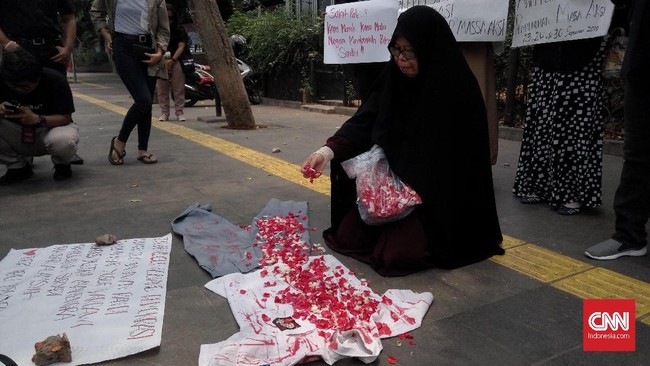 Gerakan Solidaritas Emak-Emak Indonesia menggelar aksi tabur bunga di depan Mapolda Metro Jaya sebagai bentuk solidaritas untuk korban demo 24-30 September.
