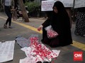Emak-Emak Gelar Aksi Tabur Bunga untuk Korban Demo September
