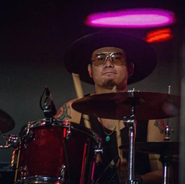 Kecelakaan Saat Konser, Drummer Gugun Blues Shelter Alami Patah Tangan