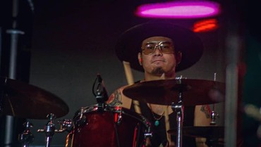 Kecelakaan Saat Konser, Drummer Gugun Blues Shelter Alami Patah Tangan