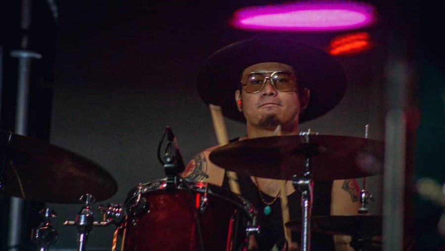 Drummer Gugun Blues Shelter mengalami insiden kecelakaan saat beraksi di atas panggung.