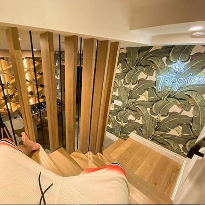 <p>Justine memasang lampu bertuliskan The Tropics di dinding tangga dengan latar belakang dekorasi daun. Tempat ini bisa jadi spot foto yang keren lho. (Foto: Instagram @justinbieber)</p>