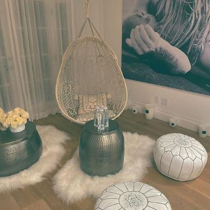<p>Ruangan ini bisa jadi inspirasi Bunda untuk mendekorasi ruang baca. Terlihat nyaman kan, Bun? (Foto: Instagram @justinbieber)</p>