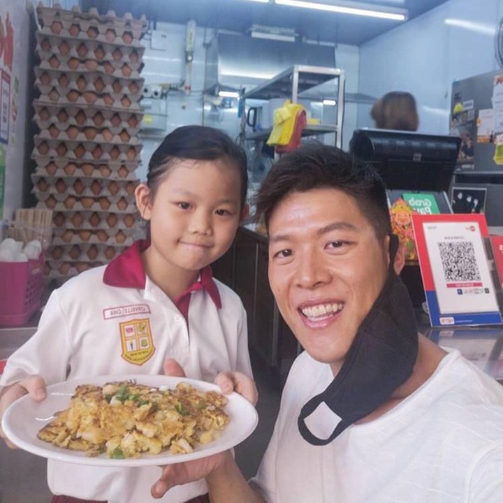 <p>Walter dan pelanggan ciliknya yang merupakan keponakan tersayang. (Foto: Instagram/ @walkthewalter)</p>