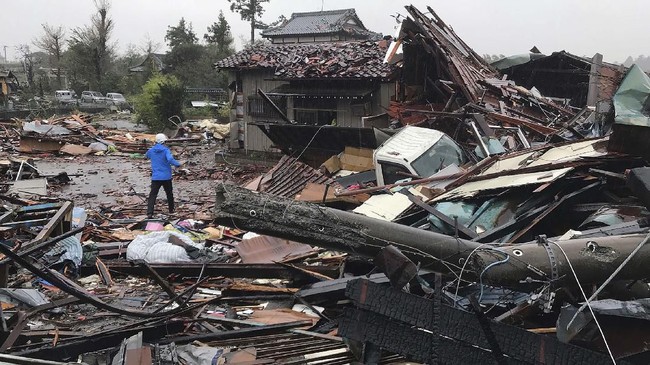 Sekelompok tikus terlihat berkeliaran di jalanan distrik Shibuya, Tokyo, usai hujan deras yang diakibatkan Topan Hagibis pada akhir pekan lalu.