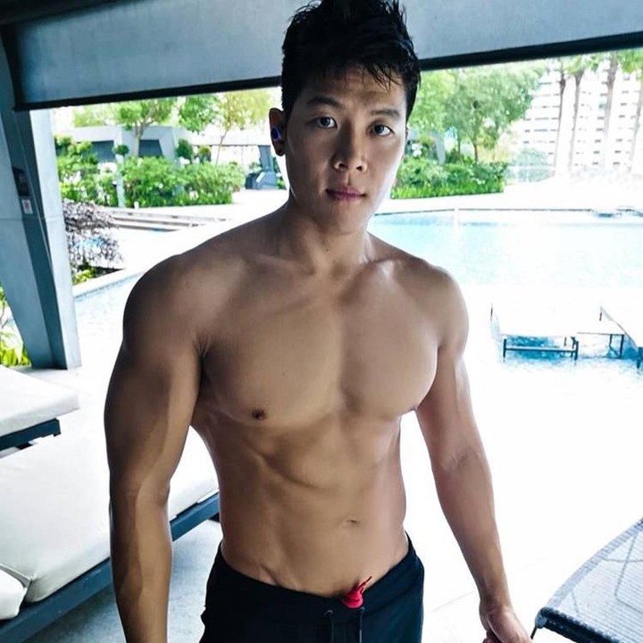 <p>Karena ketampanan dan body-nya yang macho, enggak sedikit pelanggan wanita yang senang datang ke kios Walter Tay. (Foto: Instagram/ @walkthewalter)  </p>