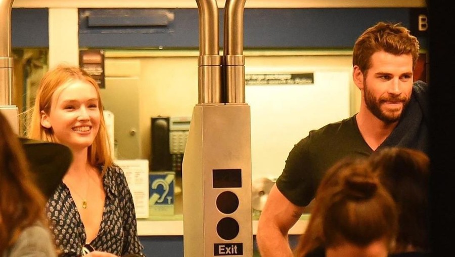 Liam Hemsworth tertangkap kamera tengah jalan berdua dengan Maddison Brown.