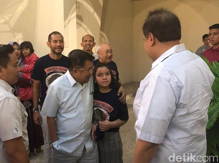 Tawa Jusuf Kalla Temani Cucu Melawan Zombi di Trans Studio Cibubur