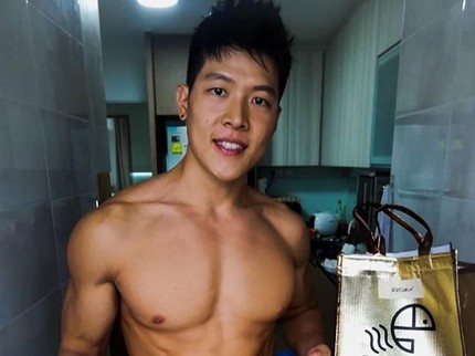 Foto Pedagang Kaki Lima Ganteng & Berperut Sixpack, Bikin Mata Segar