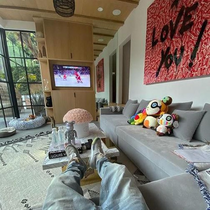 <p>Ruang keluarga ini terlihat nyaman dengan sofa leter L. Ruang keluarga ini enggak perlu lampu di siang hari karena sudah banyak cahaya yang masuk lewat jendela besar di samping ruangan. Jadi bisa hemat listrik deh, Bun. (Foto: Instagram @justinbieber)</p>