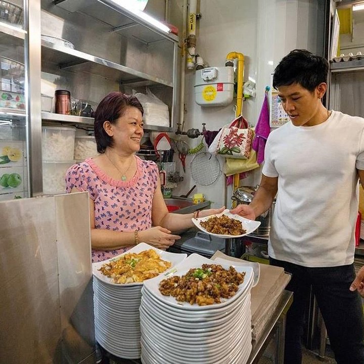 <p>Jangan salah, pedagang kaki lima di Singapura punya kios sendiri dan lokasinya tertata. Seperti kios kwetiaw dan carrot cake milik Walter ini. (Foto: Instagram/ @walkthewalter)</p>