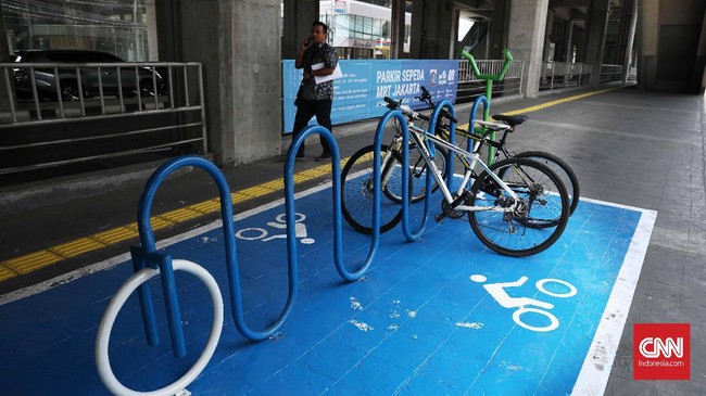 Parkir khusus sepeda di Stasiun MRT Cipete, Jakarta, Senin, 14 Oktober 2019. Parkir sepeda di seluruh stasiun MRT bakal rampung sebelum akhir 2019. CNNIndonesia/Safir Makki