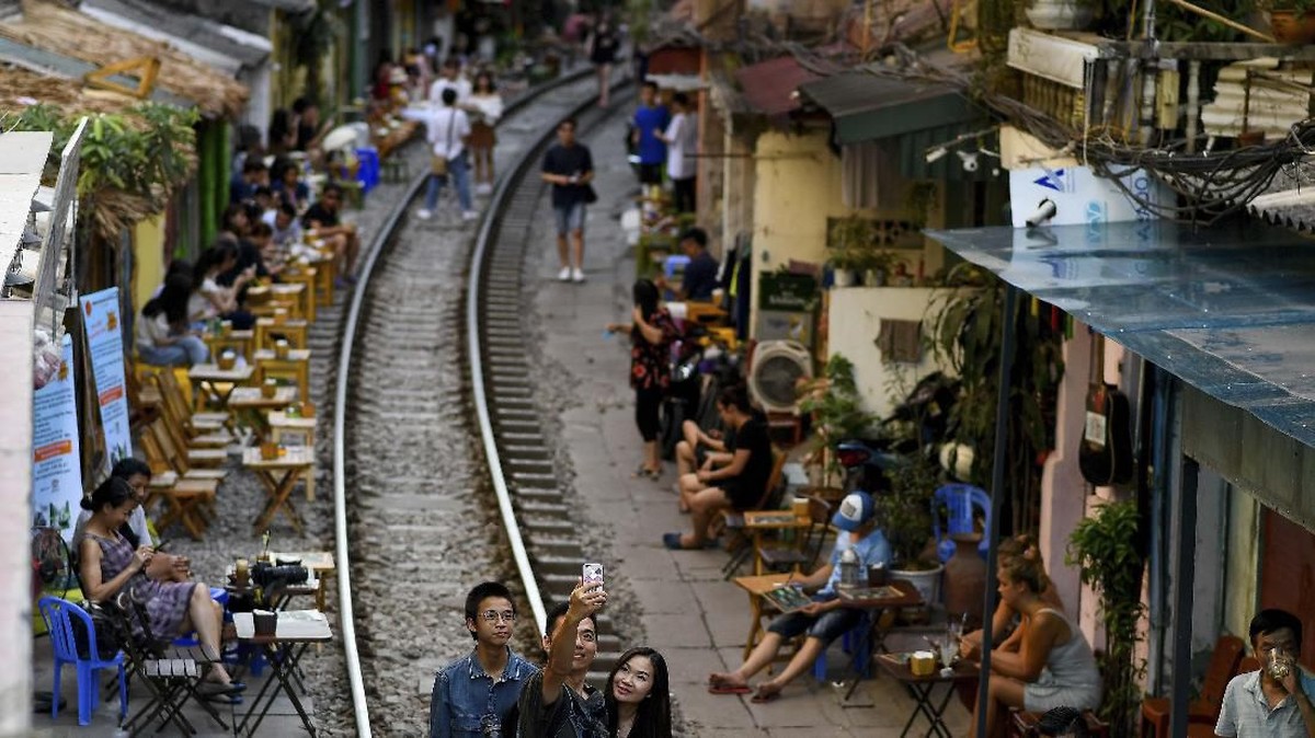 FOTO: Rel Kereta 'Instagramable' di Hanoi Ditutup
