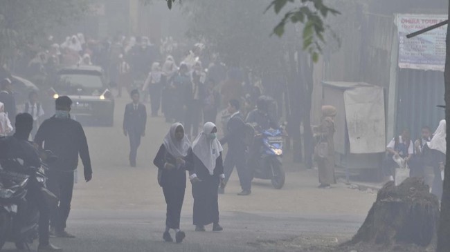 Kabut asap di Palembang, Sumatera Selatan, pada hari ini sempat menyentuh kategori bahaya ekstrem berdasarkan hasil pantauan BMKG.