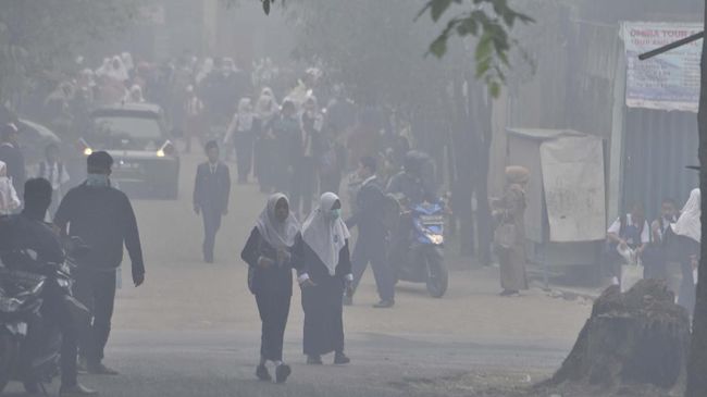 Kabut Asap Ekstrem di Palembang, Sekolah Kembali Diliburkan Kabut asap di Palembang, Sumatera Selatan, pada hari ini sempat menyentuh kategori bahaya ekstrem berdasarkan hasil pantauan BMKG.