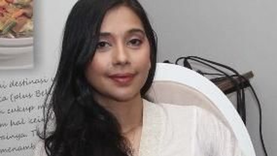 Ayu Azhari pernah membaca puisi depan menteri tanpa mengenakan bra.