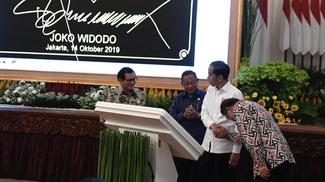 Peresmian pengoperasian Proyek Palapa Ring oleh Presiden Jokowi membuat saham sektor telekomunikasi melonjak. Bahkan saham Indosat melonjak sampai 10 persen.