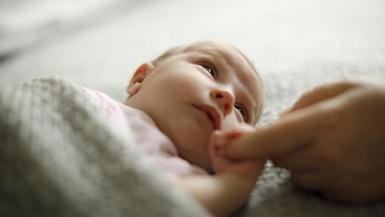 Meskipun hanya mengonsumsi ASI, bayi juga bisa mengalami sembelit, Bun.