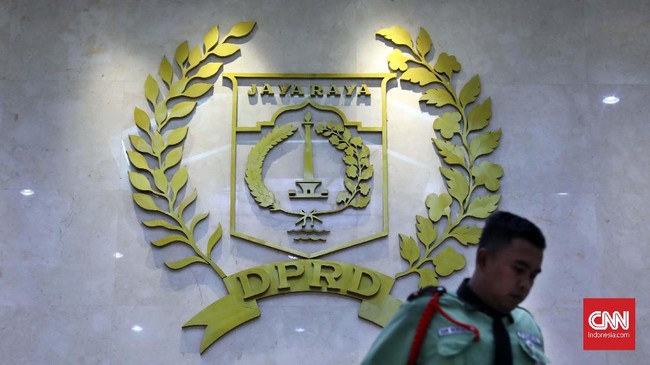 Anggota Badan Anggaran Ahmad Yani meminta anggota TGUPP yang merangkap jabatan mengembalikan uang yang telah diterimanya selama rangkap jabatan.