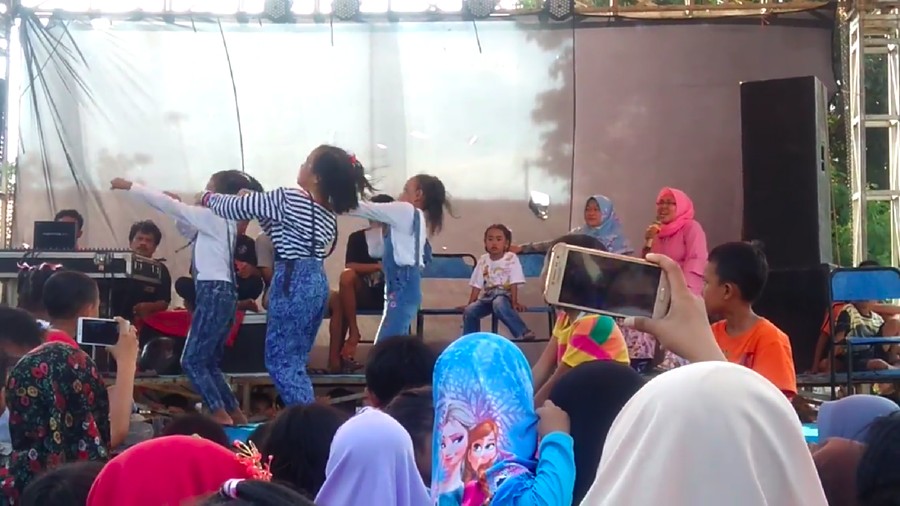 Lagu Tetew alias Anjing Kacili Deretan lagu yang tak dikenal dan kemudian viral di media sosial.