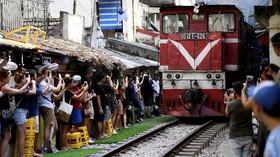 FOTO: Rel Kereta 'Instagramable' di Hanoi Ditutup