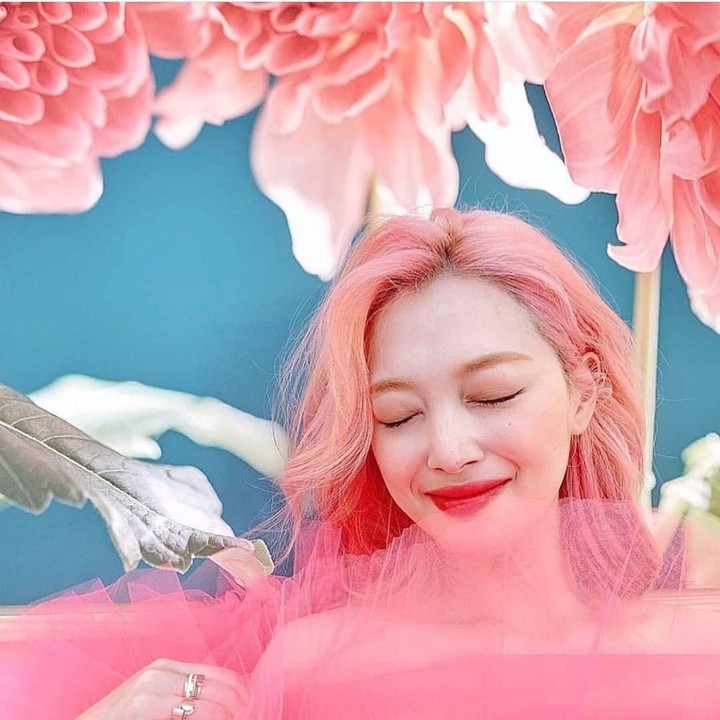 <p>Serba pink, Sulli memang dikenal selalu berani tampil beda. (Foto: Instagram @jelly_jilli)</p>