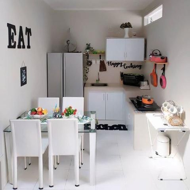 <p>Meskipun kecil, penataan dapur yang digabung dengan ruang makan terlihat nyaman ya, Bun. Lemari dan meja makan berwarna putih bisa memberi aksen bersih dan luas. Jadi semangat masak ya, Bun kalau seperti ini. (Foto: Instagram @shusihome)</p>