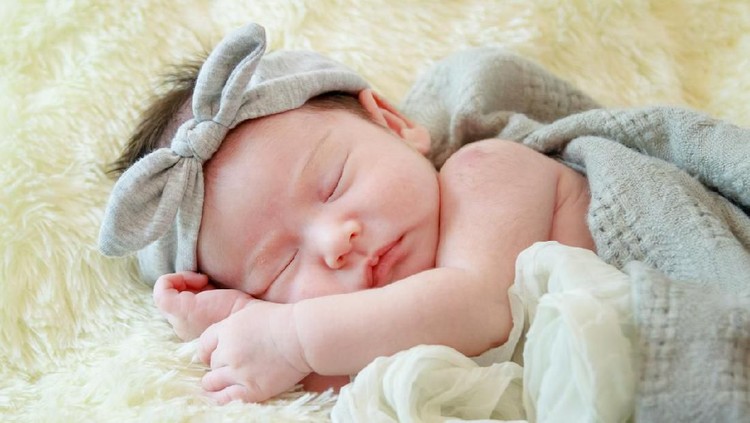 Kelahiran seorang anak bisa menjadi penyempurna hidup orang tuanya. Berikut 25 nama bayi perempuan bermakna sempurna.