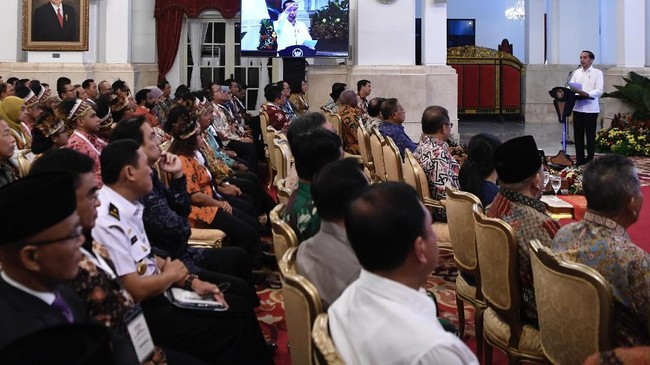 Pengoperasian Palapa Ring disebut akan mengikis kesenjangan layanan telekomunikasi di Pulau Jawa dengan daerah lain karena beban investasi operator berkurang.