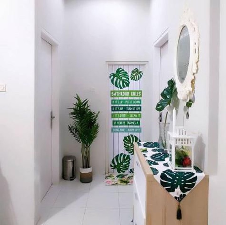 <p>Memberi ornamen di lorong menuju kamar bisa jadi ide untuk mempercantik ruangan kosong nih, Bun. (Foto: Instagram @shusihome)</p>
