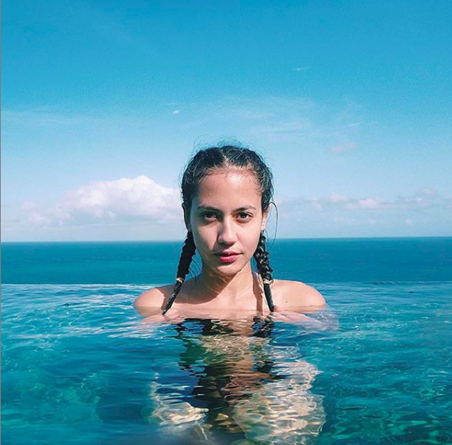 Ini deretan artis cantik yang berani tampil blak-blakan tanpa bra.