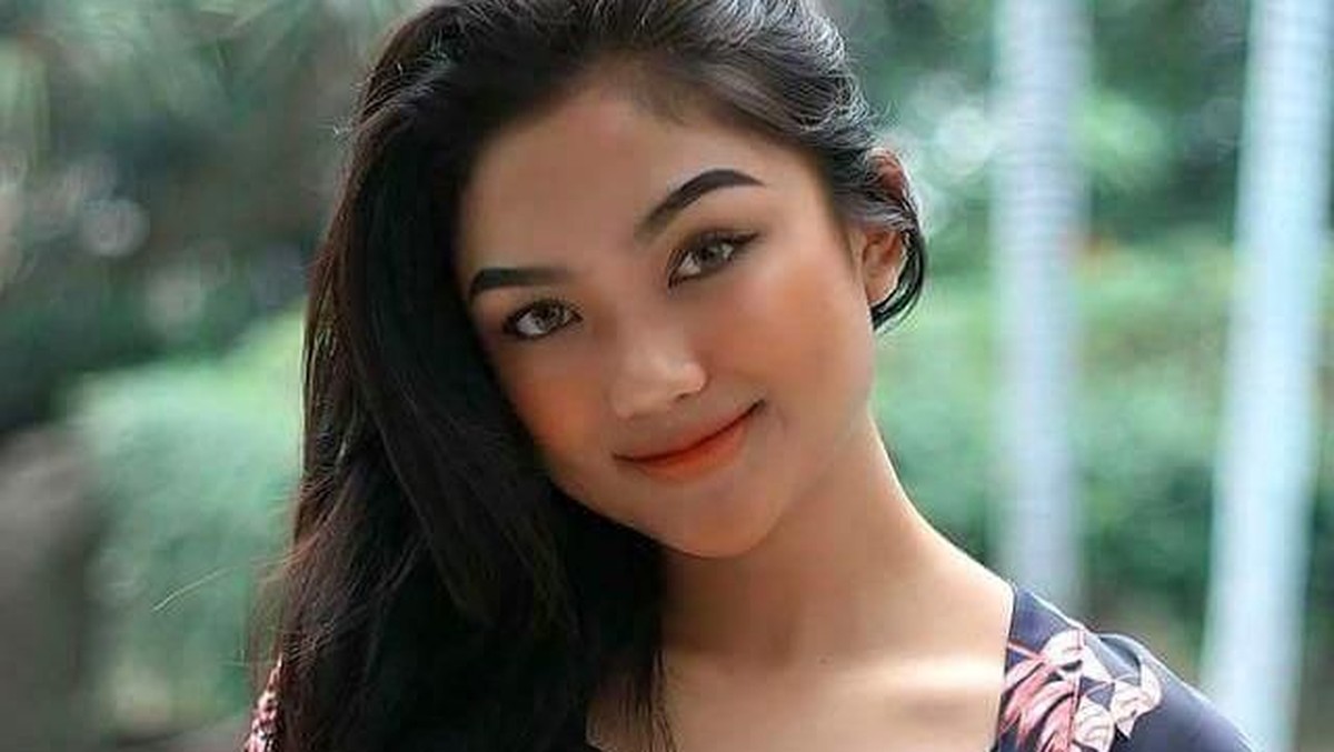 Beberapa foto transformasi Marion Jola dari bocah kampung hingga seksi menggoda&period;