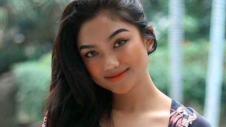 Transformasi Marion Jola dari Penampilan Polos Hingga Seksi Menggoda Beberapa foto transformasi Marion Jola dari bocah kampung hingga seksi menggoda.