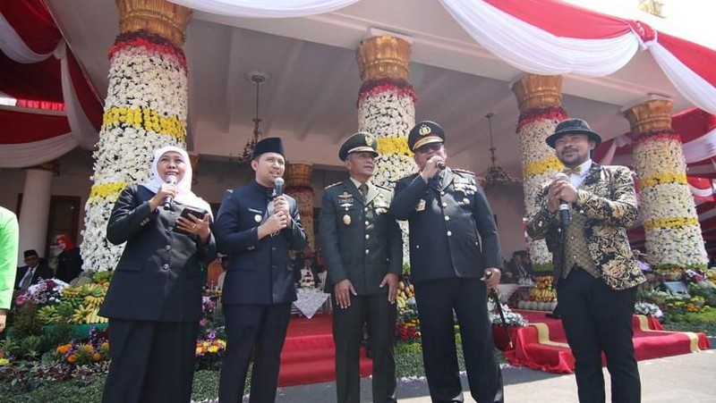 Gubernur Jatim Khofifah Indar Parawansa berpesan agar masyarakat terus merawat persatuan, persaudaraan, dan kerukunan.