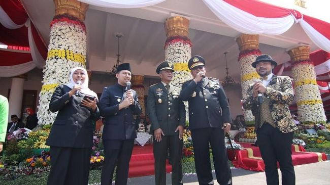 Di HUT ke-74, Gubernur Jatim: Rawat Persatuan dan Kesatuan Gubernur Jatim Khofifah Indar Parawansa berpesan agar masyarakat terus merawat persatuan, persaudaraan, dan kerukunan.