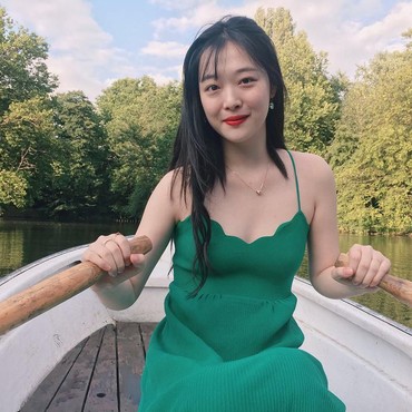 Simak Video Musik tentang Kecantikan Sulli yang Ditulis oleh IU