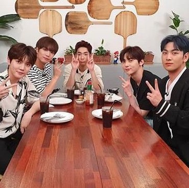 Lirik Lagu NU'EST - Love Me