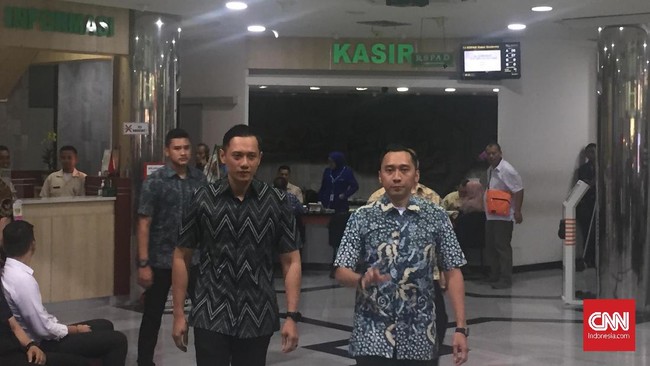 AHY mengatakan SBY berkomunikasi langsung dengan Menkopolhukam Wiranto yang masih terbaring di RSPAD Gatot Subroto, Jakarta, Senin (14/10).