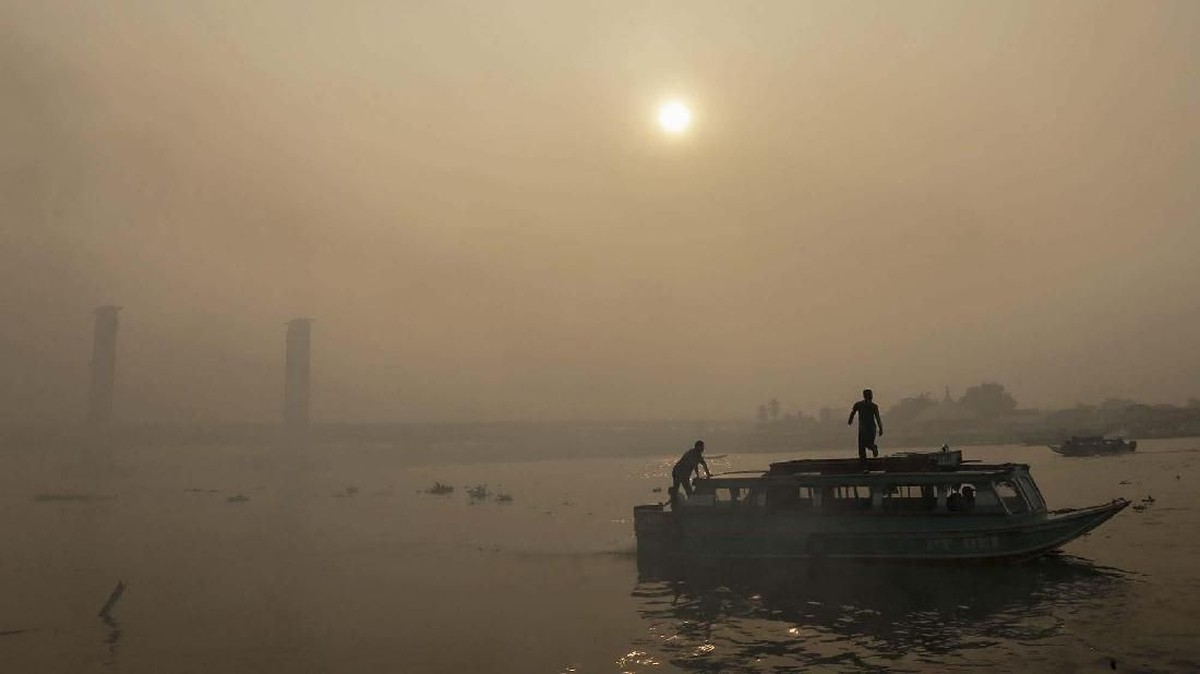 FOTO : Kabut Asap Pekat Karhutla Palembang