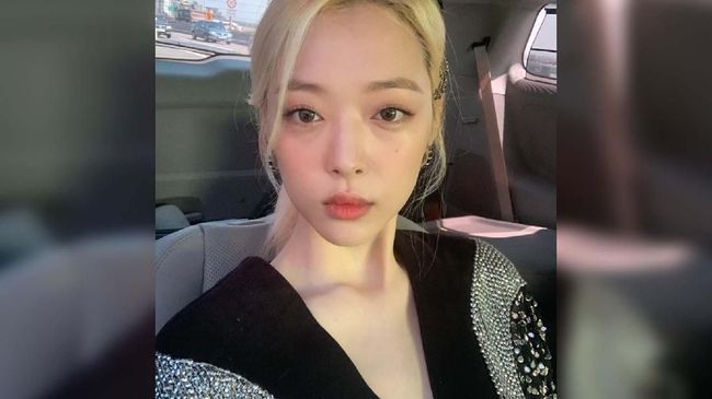 Polisi mengatakan mereka menemukan sebuah catatan berisi tulisan tangan Sulli f(x) di lokasi ia ditemukan meninggal dunia, Senin (14/10).
