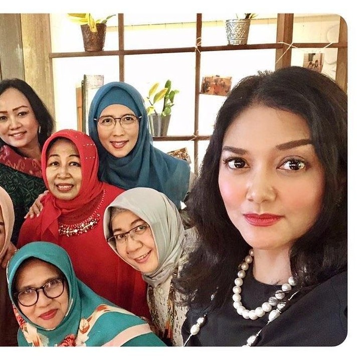 <p>Wanita 46 tahun ini kerap membagikan foto-fotonya bersama para istri TNI yang lain. (Foto: Instagram @bellasaphiraofficial)</p>