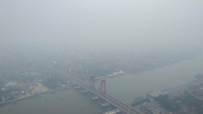 Kebakaran hutan di wilayah Sumsel menyebabkan kualitas udara membahayakan. Berdasarkan data Dinas Kehutanan Sumsel, terdapat 415 titik api.
