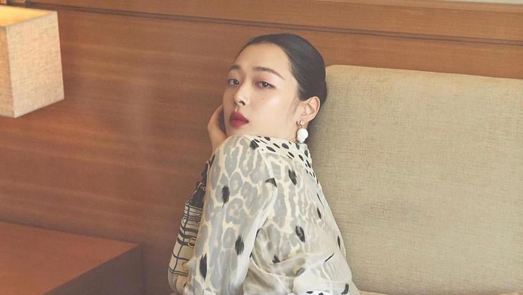 Kakak laki-laki Sulli, Choi Dae Hee marah besar dengan sang ayah. Ia menganggap sang ayah hanya mengincar harta dan warisan yang ditinggal Sulli usai wafat.